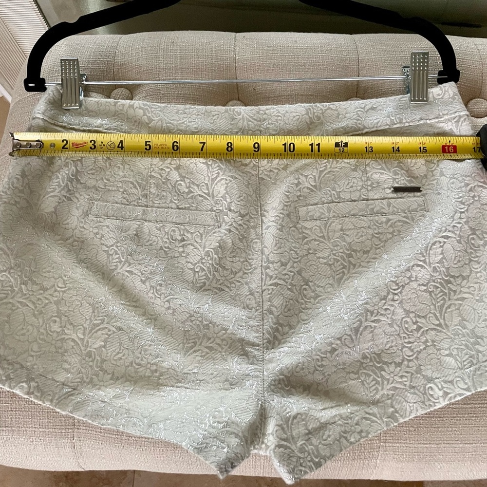 Women’s Abercrombie size 6 w28 shorts. Cream & silver.  17 in hips